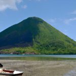 Mendaki Gunung Banda Api di Banda Neira